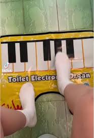 As-tu reconnu mon petit refrain? 😄🎹#tapis #piano #toilette #musique  #squidgame #carrousel #congolais #viral#squidgame2 #coucoulescongolais  #artiste #fyp #roundandround