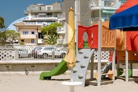 Climatizzatore, lavatrice, tv, stoviglie, no biancheria solo mese, no animali, no stagionali. Lignano Locatori Privati