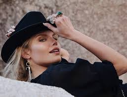 Miranda Hope's Instagram, Twitter & Facebook