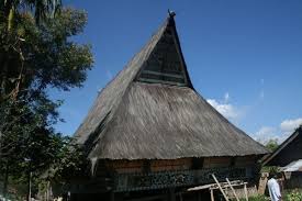 It's not often that we, as foreigners in indonesia, are given the opportunity to delve deeply into the cultural traditions of heinz and his new clan members took part in two traditional ceremonies (pesta adat) to seek permission to wed merry, the ngembah belo selambar. Gambar Rumah Adat Batak Karo Rumah Cantik Menawan