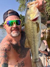 Caughton a white chartruese adrenalin spinner bait sabie river hazyview  mpumalanga. Small mouth yellow. Released.