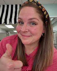 🎃👻 Had @wkytnews here two weeks ago and was able to wear my hair down for  10 mins and have earrings on. (If you work in a kitchen, you know exactly  what