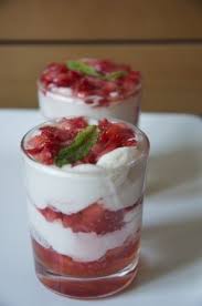 Recette De Verrines De Ricotta Et Fraises Au Coulis De Miel Recette Recette Recette Verrine Recettes Sucrees