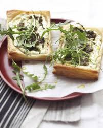 Tartelettes A La Brousse Roquette Et Anchoiade Pour 4 Personnes Recettes Elle A Table Recette Recettes De Cuisine Recette Mini Tarte