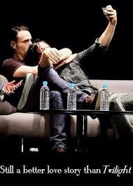 Loved This Interview The Guy Was Talking And Then Norman Just Randomly Got His Phone Out And Lay On Andrew Mejores Series Daryl Cantantes