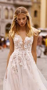 Dive Into The Summer Wedding Charm In Magnificent Florence El Style Wedding Dress Brands Wedding Dress Trends Wedding Dresses