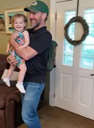 NOTRE FILLE ATTEND SON PAPA DEVANT LA PORTE CHAQUE JOUR—ET AUJOURD'HUI, ELLE A FAILLI ME BRISER LE CŒUR Tout a commencé comme une petite habitude. Elle finissait son goûter, s'essuyait les mains