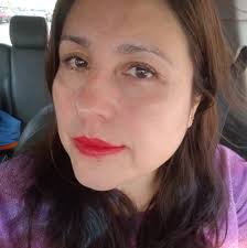 La chica que grita en silencio, que ahoga a sus penas y llora un poco antes  de ir a dormir. La misma que al amanecer vuelve a sonreír... como si ya nada