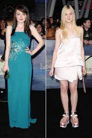 Hit movie the twilight new moon starlet dakota fanning makes her way into and out of jimmy kimmel. Dakota And Elle Fanning On The Twilight Red Carpet Whose Style Is Best