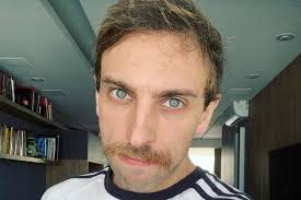 Léo Lins tem show de stand-up apagado da internet