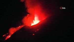 Patlama anında i̇ngiliz yayın kuruluşu bbc'nin bir ekibi ve turistler de orada bulunuyordu. Etna Yanardagi Yeniden Faaliyete Gecti