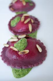 Raviolis A La Betterave Et Au Chevre Recette Gastronomique Entree Gastronomique Recettes De Cuisine
