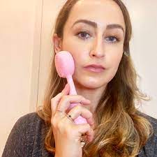 The pmd clean pro breaks down dirt and oil from within the pores at 7,000 vibrations per minute while operating at a perfect frequency to lift, firm, and tone the skin. Reviewed Pmd Clean Pro Rose Quartz Face Brush
