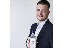 Bartłomiej misiewicz, tak, ten misiewicz jak przystało na celebrytę sygnuje swoją.wódkę. Bartlomiej Misiewicz Byly Rzecznik Prasowy Ministerstwa Obrony Narodowej Wypuscil Na Rynek Wodke Misiewiczowke Gazeta Krakowska