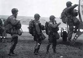 Les parachutistes américains du débarquement sont ceux de la 82ème et de la 101ème division aéroportée. Le Depart Des Parachutistes Normandie 1944 L Ete De La Liberte Photos Militaires Parachute Debarquement En Normandie