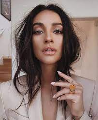 Beauty Shay Mitchell Make Up Brown Hair Dark Hair Long Nails Ring Makeup Darkbrownhair Hair Color Light Brown Hair Inspiration Beauty