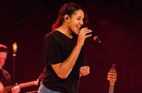 Cassandra steen & adel tawil] eine stadt, in der es keine angst gibt, nur vertrau'n wo. Charismatisch Glashaus Sangerin Cassandra Steen Stuttgarter Nachrichten