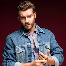 Популярный телеведущий, актер, обладатель титула mister sea world 2018 богдан юсипчук показал пикантное архивное фото. Bogdan Yusipchuk O Semkah V Mentovskie Vojny Harkov 2 I Soblazne Sdelat Predlozhenie Devushke Znaj Yua