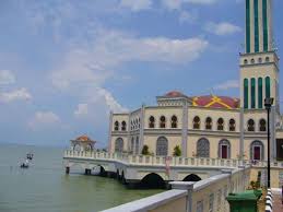 Pulau pinang, lokasi tumpuan pelancong paling terkenal di malaysia. Masjid Terapung Pulau Pinang Makan Travel Sembang Leisure
