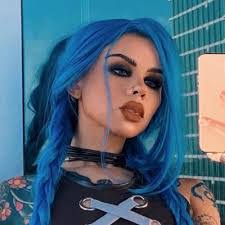 Adrienne Colvin's Instagram, Twitter & Facebook