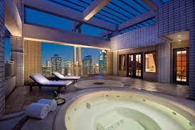Hotel di bandung yang menyediakan jacuzzi buat para tamu hotel untuk berendam merelaxsasi tubuhnya setelah seharian beraktifitas menelusuri aneka lokasinya deket dengan tempat kuliner dan belanja. 5 Hotel Dengan Jacuzzi Pribadi Di Jakarta Untuk Staycation Terbaik