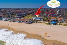 Plaja statiunii 2 mai se intinde intre santierul naval daewoo mangalia la nord si plaja din statiunea de frontiera cu bulgaria vama veche la sud. Oferte Litoral Cazare 2 Mai