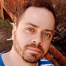 Há poucos minutos a imprensa mexicana noticiou a morte do ator Manuel  Ojeda, a causa da morte ainda não foi divulgada. Ele atuou na novela Por  Ela Sou Eva, interpretando o pai