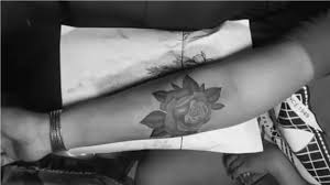 Download gambar gambar foto tatto simple keren dada wanita tulisan. Tato Bunga Tato Keren Di Tangan Seorang Wanita Mawar Merah Youtube