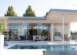 Moderne Poolhauser Mit Glasschiebesystemen Von Sunflex Nach Mass Modernes Poolhaus Poolhaus Pool Haus