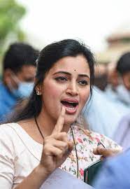 She did her schooling from karthika high school, kurla west. Hc Cancels Caste Certificate Of Amravati Mp Navneet Rana