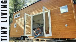 Ein tiny haus kostet zwischen 5.000 und 45.000 euro. Einzug Ins Tiny House 1 200 Km Mit Dem Tiny Durch Deutschland I Tiny House Deutschland Youtube