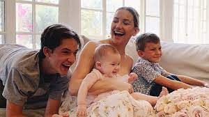 Kate hudson, larry david and jon hamm star in clear history. (john p. Dreifache Mutter Kate Hudson Hat Gefuhlt 3 000 Kinder Promiflash De