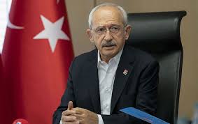 Kemal kılıçdaroğlu, 17 atalık 1948 yılında tunceli'nin nazımiye ilçesinde doğdu, ilk ve ortaöğrenimini erciş, tunceli, genç, elazığ gibi anadolu'nun çeşitli yerlerinde yaptı. Kilicdaroglu Ismail Besikci Ve Ahmet Altan I Rudaw Net