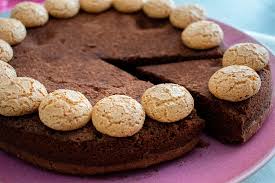 200 g zucchero bianco 200 g burro 200 g farina 150 g amaretti duri 200 g cioccolato fondente 1 cucchiaio di lievito per dolci 4 uova q.b. Torta Cremosa Al Cioccolato E Amaretti Cuor Di Cacao