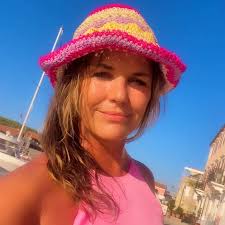 Nu står jag här och behöver så din hjälp. Idag lämnar jag manuset till  redaktören, till "Du är inte längre min dotter", den fristående  fortsättningen på "Berätta aldrig det här". På nytt