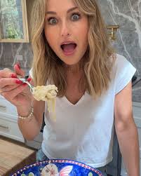 Have you u guys tried my white pesto yet? It's like a creamy alfredo, but  fresh and simply fabulous ✨ https://giadzy.com/blogs/recipes/white-pesto