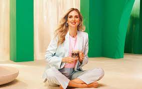 L'imprenditrice, fashion blogger e influencer cremonese, moglie del rapper fedez, ha firmato un'intesa con nespresso, griffando per l'estate con il suo stile. Nespresso Partners With Chiara Ferragni For A Refreshing Summer Collection Nestle Nespresso