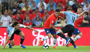 La brega entre uruguay y chile será tranmistida en la televisión abierta por chilevisión, pero también se podrá observar en la señal de cable pues además estará en la pantalla del cdf. Uruguay Vs Chile Por Las Eliminatorias Sudamericanas Hora Y Tv Tico Urbano