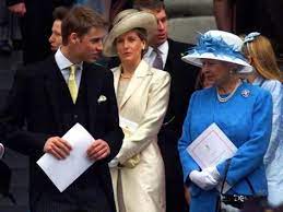 Prince William Talking To His Grand Mother Queen Elizabeth Ii On The Steps At St Paul S Cathedral Photographic Print Art Com In 2021 Queen Elizabeth Ii Elizabeth Ii Queen Elizabeth
