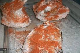 Punem foile de dafin, ienibaharul si boabele de piper. Reteta Slanina Fiarta Cu Boia Si Usturoi