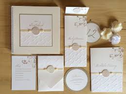 Klassische Einladung Im Pocketfoldkarten Format Und Papierpragung Namensbutton Kirchenheft Menukarten Tis Hochzeitseinladung Karte Hochzeit Hochzeitskarten