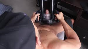 Esse cara gostoso usa esse brinquedo sexual masculino Fleshlight para  ordenhar seu pau