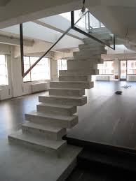 With treads and rails crafted from wood, metal, concrete, stone, and glass, these creative staircase designs emphasize form and function in equal… Modern Concrete Staircase Stairs Design Modern Concrete Stairs Concrete Staircase