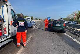 Tragedia a fasano , in provincia di brindisi, dove nella giornata del 30 aprile una coppia di anziani coniugi è morta in un incidente stradale avvenuto lungo la statale 16. 9d Acbsweqgxbm