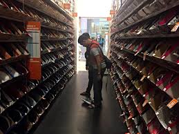 Contohnya sandal, kaos apparel, jaket, topi, bola dan aksesoris fashion sport. Banjir Diskon Di Toko Sepatu Payless Di Jakarta Kumparan Com