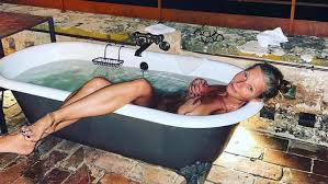Gwyneth Paltrow meldet sich nackt aus der Badewanne