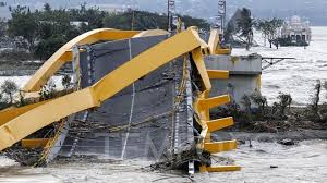 Gempa bumi ini menyebabkan tsunami setinggi 36 meter yang menghancurkan rumah di pesisir pantai flores, membunuh setidaknya lebih dari 2.000 jiwa, 500 orang hilang, 447 orang. Bmkg Beberkan Potensi Bahaya Tsunami Non Tektonik Di Indonesia Tekno Tempo Co