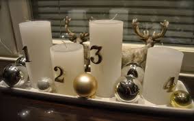 Adventskranz Modern Selber Machen Laenglich Dekorieren Weisse Keryen Platte Weihnachtskugeln Adventskranz Adventskranz Selber Machen Adventskranz Modern