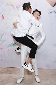 Đàm, là một ca sĩ việt nam. Ä'am VÄ©nh HÆ°ng Nháº£y Cáº«ng Om DÆ°Æ¡ng Triá»‡u VÅ© á»Ÿ Há»p Bao Ngoi Sao