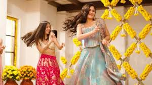 Katrina Kaif Dances To Sooraj Ki Baahon Mein At Friends Wedding | Viral  Video Leaves Fans In Awe | Movies News - News18